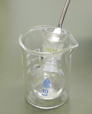 Isolar e guardar o produto seco Retirar o produto da mistura com a ajuda de uma pipeta Pasteur para um frasco previamente pesado.