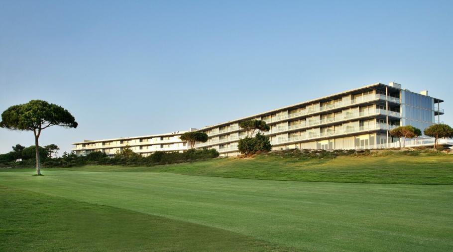 Opção 4 - Cascais Localizado no parque Natural, o Hotel é diferenciado pelo