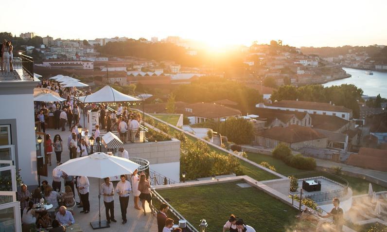 Todos os quartos incluem um espaçoso terraço privado, mobiliado com espreguiçadeiras.