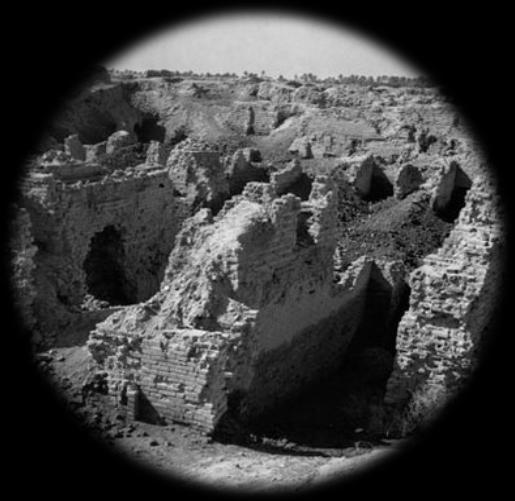 A cerca de 90 km de Bagdade, encontram-se as ruínas da antiga Babilónia, embora essas ruínas estejam dispersas, ainda é possível ver os locais em que se erguiam os Palácios e os Ziguaretes.