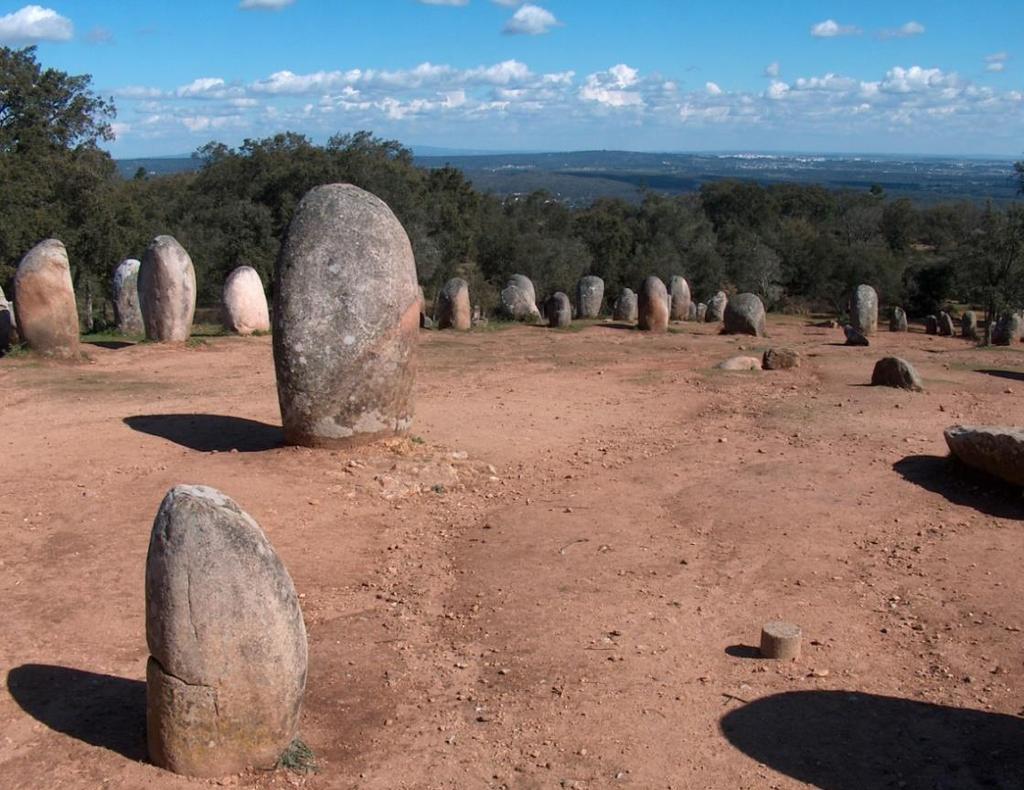 EM PORTUGAL Cromeleque Construção feita com pedras dispostas num círculo.