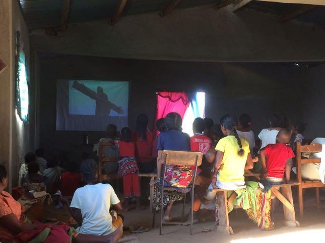 Projeto do Kit do Projetor do Filme Jesus Esse projeto tem tido grande resultado, pois ajuda os missionários que moram em regiões onde não possuem energia elétrica a mostrar o filme Jesus.