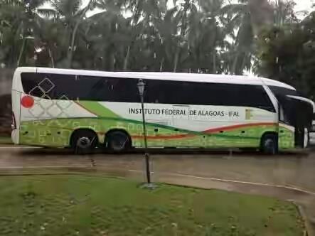 A) 5 B) 10 C) 15 D) 20 E) 25 18) Seja a solução da equação 6x+20=80. Qual o triplo desse valor? A) 5 B) 10 C) 15 D) 20 E) 30 19) Em seu primeiro mês de trabalho, Alberto recebeu R$ 800,00.