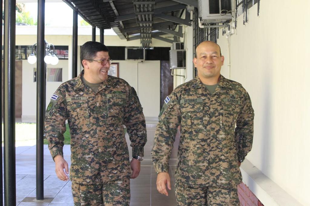 O Tenente Coronel Alejandro R. Gutierrez Sariles (dir.) é o oficial de ligação junto ao Grupo Militar dos EUA em El Salvador.