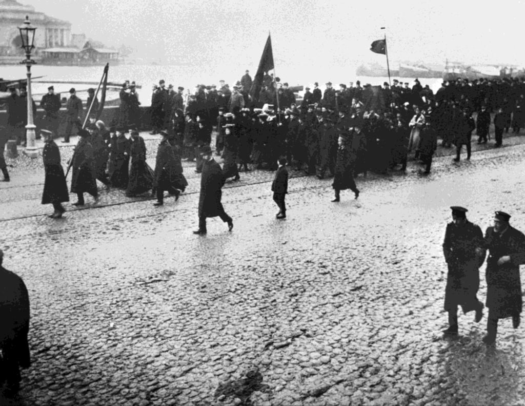NOWOSTI/AKG-IMAGES/ALBUM/LATINSTOCK A Revolução de 1905 Operários e populares concentram-se diante do Palácio de Inverno com o objetivo de entregar uma carta de reivindicações ao czar.