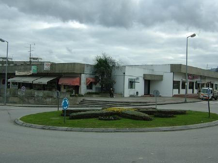 1 - Mercados Municipais de Chaves e Mercado Municipal de Vidago Dada a sua centralidade, localização na cidade e população alvo que serve, o mercado municipal de Chaves possui uma dimensão