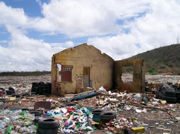 8 Figura 5 - Ex-sede administrativa do Aterro Sanitário de Cascavel com parte do espaço destinado à balança, à esquerda Poças formadas pela chuva são comuns, aumentando-se perigosamente a produção de