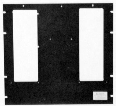 A porta possui um vidro transparente plexiglass refratário. O MXL- RK1 também contém uma caixa de baterias e todo o hardware de montagem necessário.