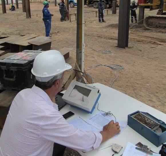 89 A carga mobilizada durante cada golpe foi medida pela instrumentação com monitoração dinâmica utilizando um analisador de cravação PILE DRIVING ANALYSER (PDA) (Figura 3.16). Figura 3.