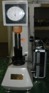11 g) Durômetro Rockwell Utilizou-se um Durômetro Rockwell, modelo ROCKWELL HARDNESS TESTER MODEL 200HR-150, como mostrado na