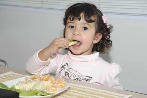Alimentação adequada também auxilia no bom desenvolvimento da arcada dentária 38 Para crianças maiores a dica é ir aumentando o tamanho dos pedaços para que a criança tenha um ciclo mastigatório mais