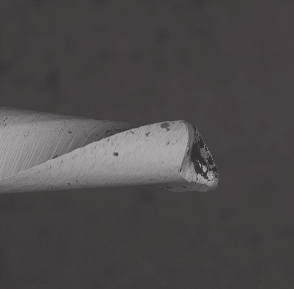A figura 1 mostra imagem da microscopia eletrônica de varredura (MEV) do instrumento fraturado do grupo da rotação contínua. Observa-se que a fratura ocorreu por fadiga cíclica.