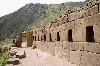 Depois visita a la típica cidade Inca de Ollantaytambo, ainda habitado,