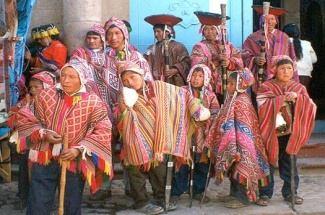 e tecelagem de lã desses animais pelos moradores dos Andes peruanos, com