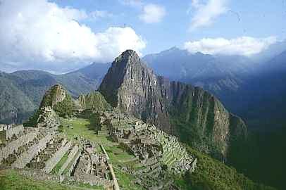 , de onde em pequenos ônibus vai para a Cidadela Machu Picchu, "Nova Maravilha do Mundo" cercada por altas montanhas