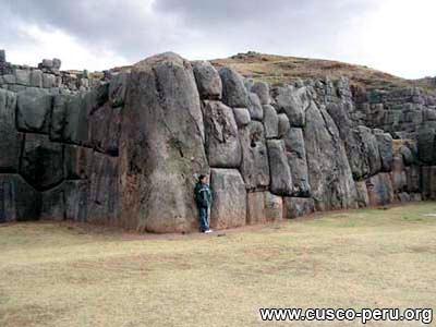 PUCA PUCARA - construção militar Inca composto por terraços superpostos, muros altos e. escadas.