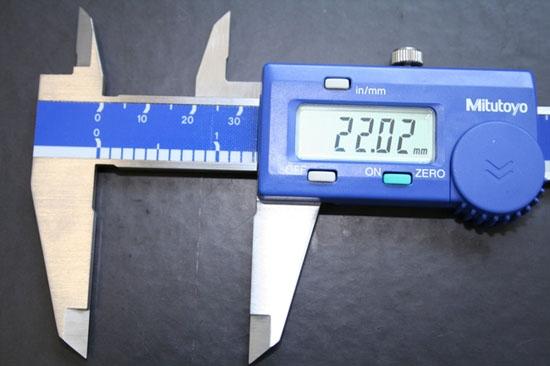 Exemplo: régua, balança com ponteiro, termômetro. No caso de uma régua com divisão de milímetros: a menor divisão de escala é 0,1 cm. Portanto o erro intrínseco da régua m= 0,1cm =0,05 cm.
