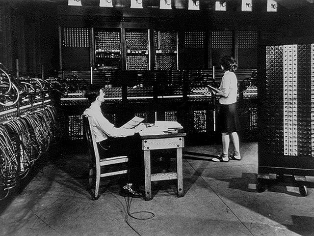DE MÁQUINA Cálculos de Balística e Fórmulas Científicas O ENIAC pesava 30