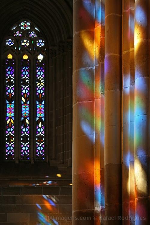A iluminação espiritual é representada pelo vitral: "As janelas envidraçadas que estão nas igrejas e pelas quais (.