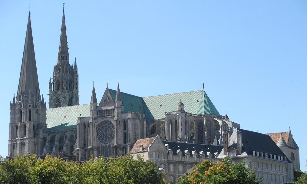 4. (Ufrn 2002) A catedral de Chartres, reproduzida na figura a seguir, é representativa da arquitetura gótica, que predominou na Baixa Idade Média.