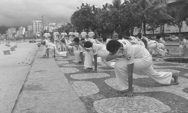 OUTROS GRUPOS DE CAPOEIRA A relação com os outros Grupos de Capoeira deve ser saudável e fonte de referência para novos desafios, promovendo o aperfeiçoamento e a melhoria