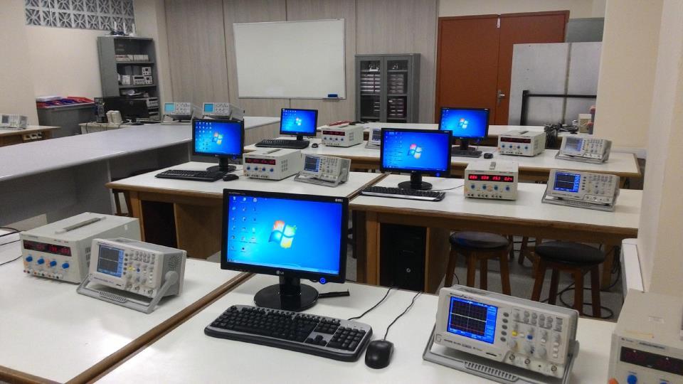 DESCRIÇÃO E OBJETIVOS O Laboratório de Circuitos Elétricos e Eletrônica (LCEE) atualmente está situado no pavilhão de aula 06 PA6, da Universidade Salvador UNIFACS, localizado na avenida Juracy