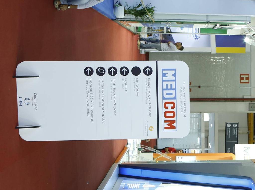 Totem sinalizador interno Colocado estrategicamente nas principais ruas do evento e em ambientes comuns, o totem sinalizador é uma excelente ferramenta para divulgação e promoção da sua logomarca,