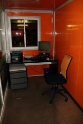 1 cesto papeis 1 cinzeiro metalico alto cor laranja 3 balcões de trabalho luminosos em madeira cor preto e laranja 3 cadeiras