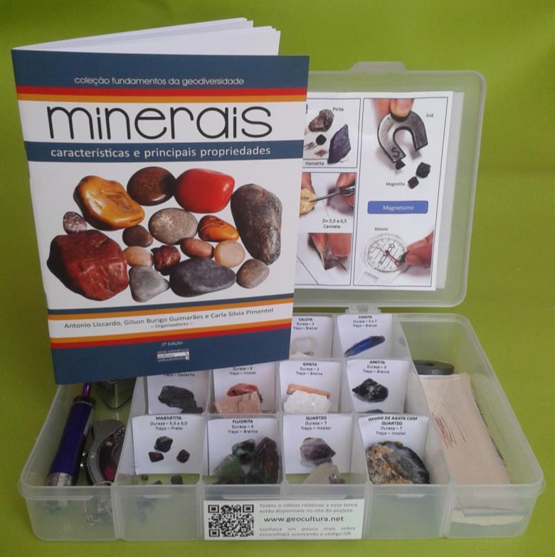 e fundamental com um mínimo de equipamentos, amostras e informações simplificadas sobre os principais temas da geodiversidade. Figura 1 Minilaboratório portátil de mineralogia e cartilha.