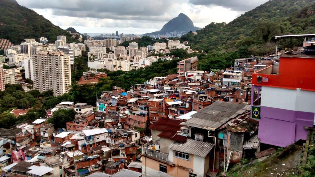 Figura 2 Favela Santa Marta Botafogo/RJ Suponhamos que esta divisão, feita a partir de dados do IBGE e da observação real do crescimento da cidade, nos leve a 1.000 territórios.