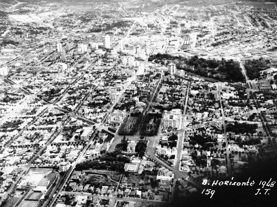 Na planta original da Nova Capital, apresentada por Aarão Reis em 1895, o centro cívico da cidade foi pensado para ser instalado ao redor de uma praça, em uma esplanada, de forma a assumir grande