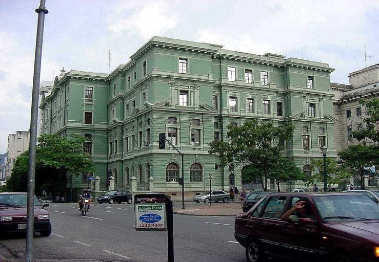 Edifício da Secretaria de Estado de Transporte e Obras Públicas O projeto é de autoria do Engenheiro e Arquiteto José de Magalhães, com influência do ecletismo francês.