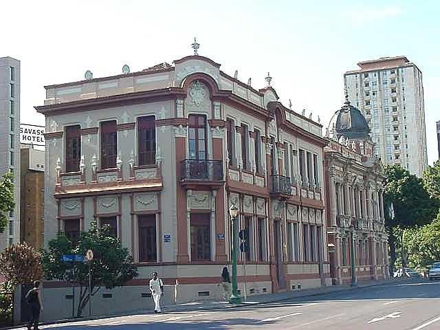 Secretaria Estadual da Cultura A edificação foi construída por volta de 1911, por arquiteto desconhecido. Seu construtor, Francisco Narbona, foi também seu primeiro proprietário e residente.