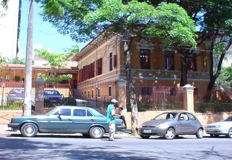 Escola Estadual Afonso Pena No final do século XIX foram construídos, pela Comissão Construtora da Nova Capital, os dois palacetes que, hoje integrados, compõem a Escola Afonso Pena.