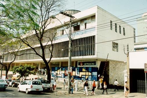 Departamento de Trânsito de Minas Gerais Prédio do período de grandes transformações na região. Com a demolição das antigas edificações surgiram prédios modernos como o DETRAN.