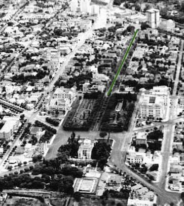 A Avenida João Pinheiro, antiga Avenida da Liberdade, no plano inicial da cidade, era uma das três avenidas de referência que partiam da Praça Afonso Arinos ligando os marcos dos três poderes civis: