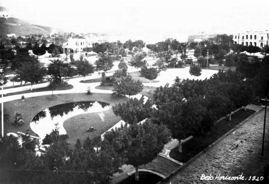 Os jardins da Praça da Liberdade foram concluídos em 1905, sob o projeto de Paul Villon.