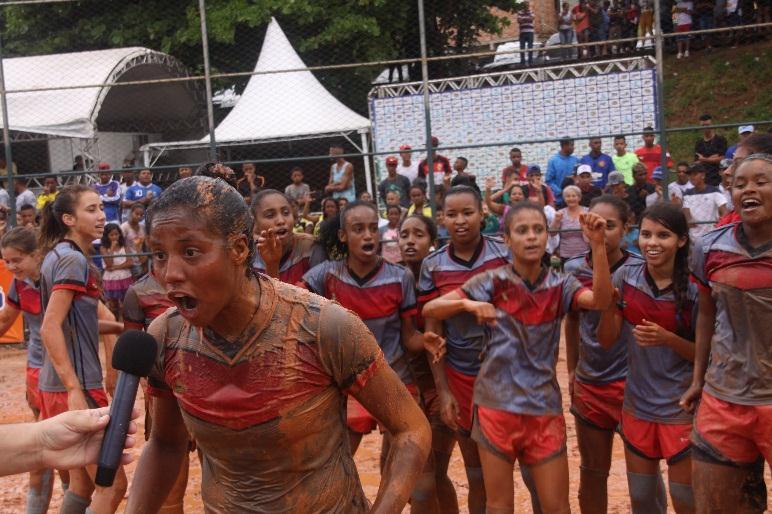 800 atletas envolvidos diretamente no projeto: 400 jovens passaram pela peneira em cada favela, totalizando