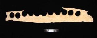 TIRA DE OSSO 1396 FSJ/06-S1-15 Exemplar fragmentado, em osso.