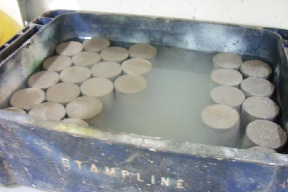 Figura 9: Corpos-de-prova de concreto em cura úmida.