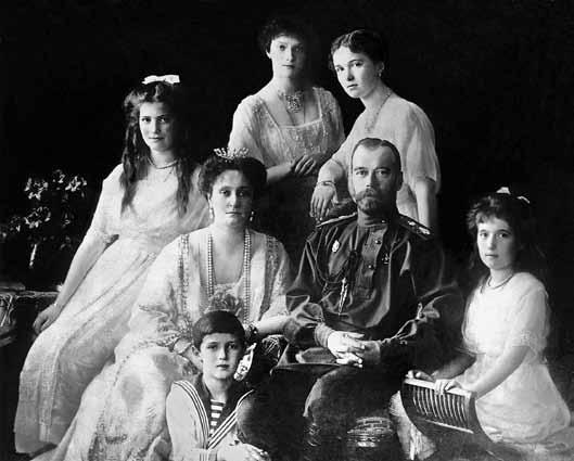1.2 O ensaio geral de 1905 Um dos episódios determinantes para que ocorresse a revolução na Rússia foi o Domingo Sangrento, ocorrido em 1905.