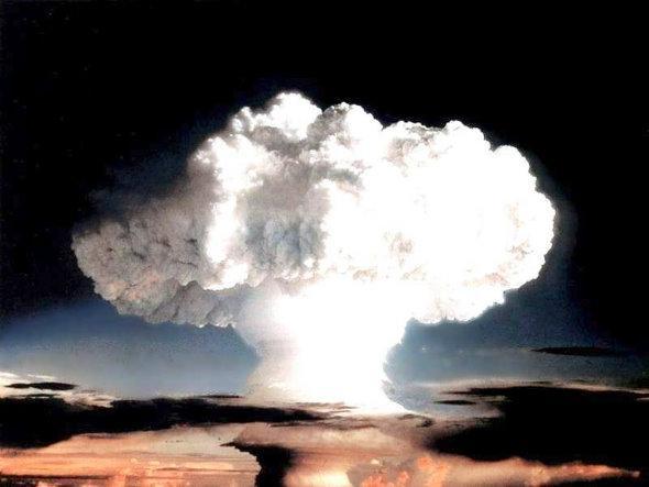 - Foi introduzido no globo terrestre, principalmente, pelos testes nucleares de superfície das bombas termonucleares - A deposição no globo terrestre começou a