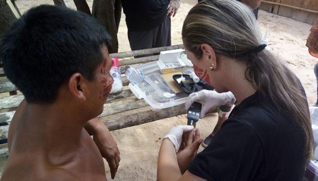 Os Farmacêuticos e acadêmicos de Farmácia levaram atendimentos, com verificação de pressão arterial, teste de glicemia capilar e orientação farmacêutica à comunidade indígena.