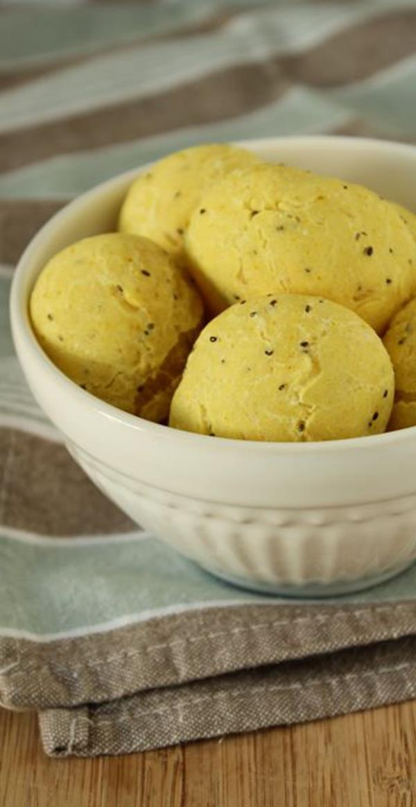 Pãozinho Funcional BATATA DOCE COM CHIA 15 unidades (25g cada) Ingredientes: Batata doce, povilho doce, povilho azedo, azeite de oliva, chia e sal marinho. SEM GLÚTEN E SEM LACTOSE.