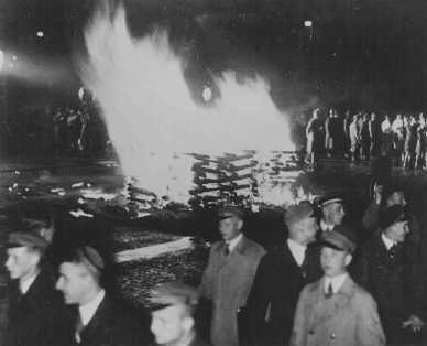 Livros "não-alemães" são queimados na Opernplatz (Praça da Ópera).