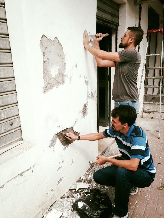 Francis e Rafael reformando a parte externa da igreja. Completaram-se 6 meses desde que chegamos, e somos gratos a Deus pelo privilégio de servi-lo.