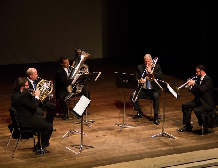 Além de apreciar a música, o público recebe informações sobre a orquestra, os instrumentos e os estilos musicais.