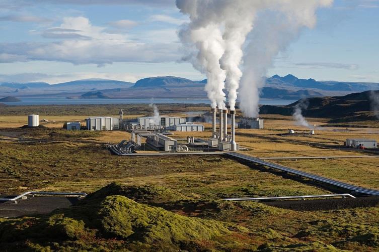 Energia geotérmica Formas: depósitos em formas de vapor seco, vapor úmido e água quente Obtenção/ processo: Perfuração de poços e aproveitamento da energia térmica (magma terrestre e processos de