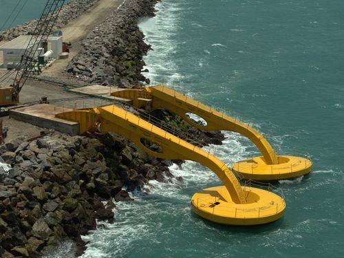Energia das ondas e marés Tecnologia nacional Flutuadores instalados no porto de Pecém, Ceará Movimento dos discos flutuantes aciona uma bomba hidráulica, que