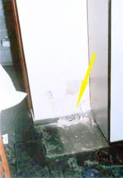 Fig 1 A foto figura um já dentro do escritório mostra a marca quadrangular no piso ( área preservada de limpeza), associável à remoção do cofre furtado.